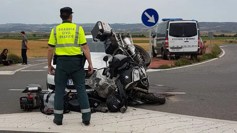 Colisión entre un coche y una moto en la carretera N121 a su paso por Pitillas. GUARDIA CIVIL (3)