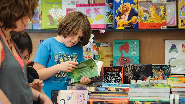 La feria del libro de Pamplona se celebra en la Plaza del Castillo. MIGUEL OSÉS_2