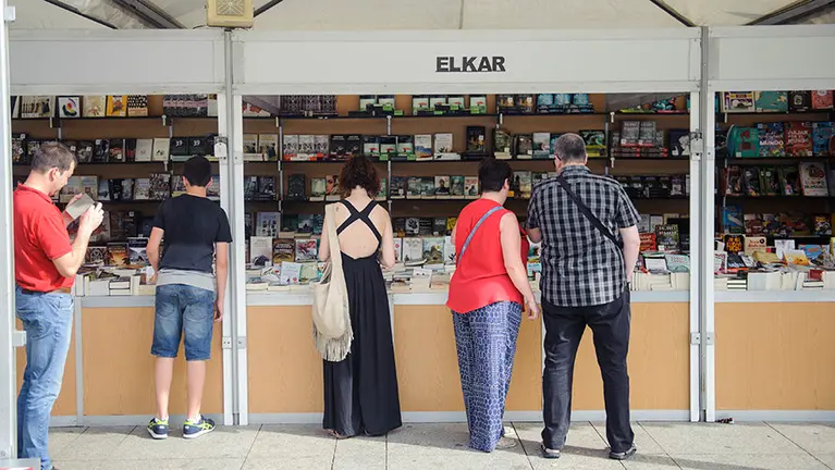 La feria del libro de Pamplona se celebra en la Plaza del Castillo. MIGUEL OSÉS_13