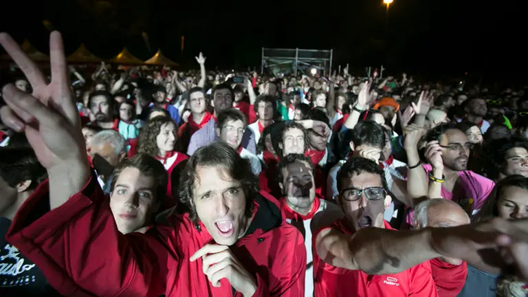 Jóvenes en el concierto de Loquillo en la Plaza de los Fueros de Pamplona. Sanfermines, San Fermín, fiesta, noche