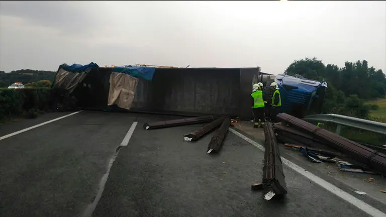 Vuelca un camión en Olóriz