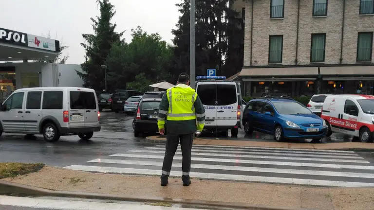 Un agente de la Guardia Civil en el lugar donde ha ocurrido el atropello.