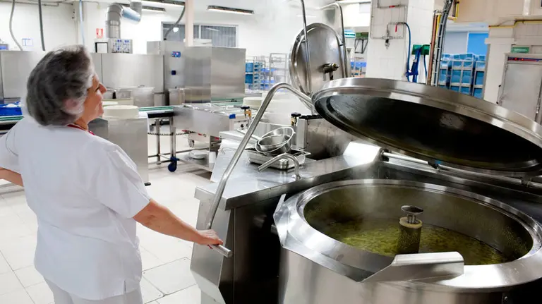 Una trabajadora en las cocinas del CHN.