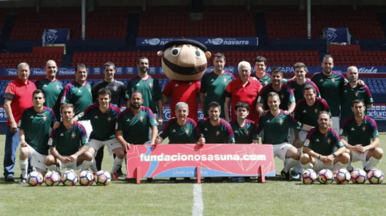 Participantes en el partido solidario. Foto CA Osasuna.