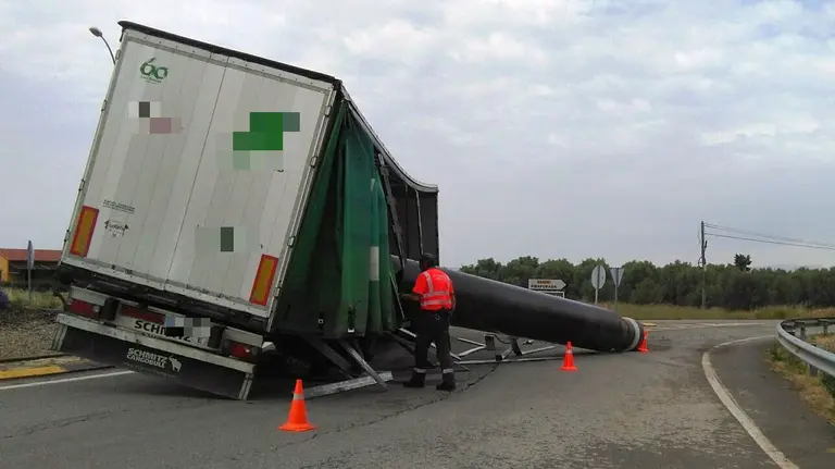 Camión accidentado tras salirse de la vía en Ribaforada.