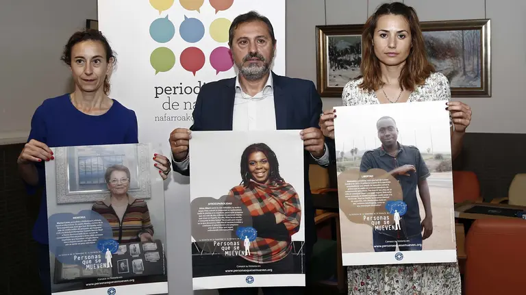 GRA210. PAMPLONA (NAVARRA) 29/05/2017.- La cofundadora de Periodismo Humano, Patricia Simón (d), junto al presidente de la Asociación de Periodistas de Navarra, Patxi Pérez (c), y Patricia Ruiz (i), coordinadora de Médicos del Mundo en Navarra antes de comenzar la rueda de prensa hoy en Pamplona para presentar la campaña "Personas que se mueven", que pretende mostrar el aporte positivo de los emigrantes a la sociedad. EFE/Jesús Diges