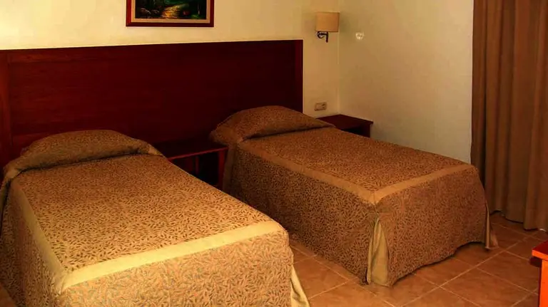 Habitación con dos camas en una imagen de archivo. ARCHIVO