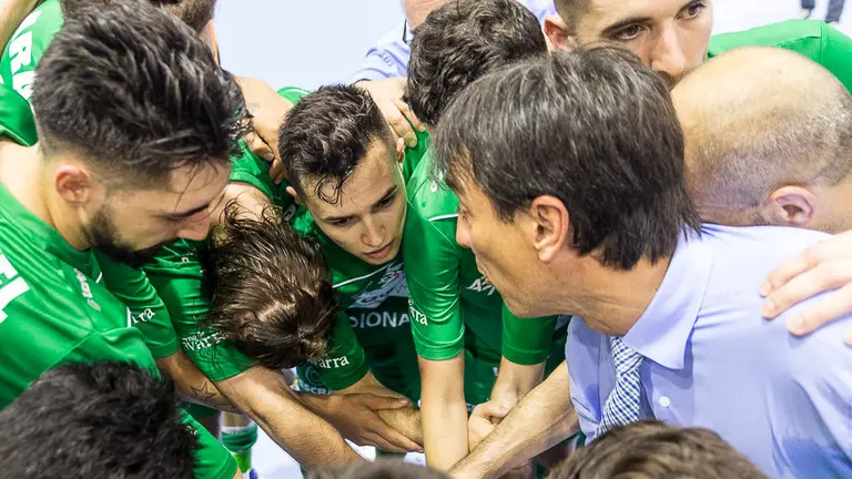 Los jugadores del Magna Gurpea y la afición del Xota se despiden de la temporada en el Pabellón Anaitasuna (18). IÑIGO ALZUGARAY