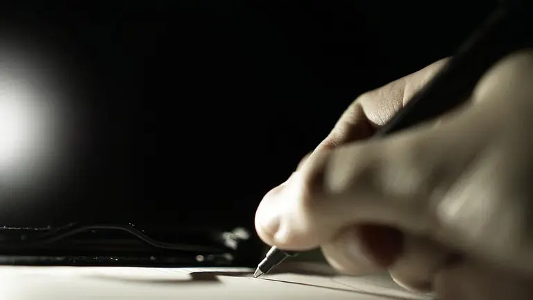 Una persona firmando un papel