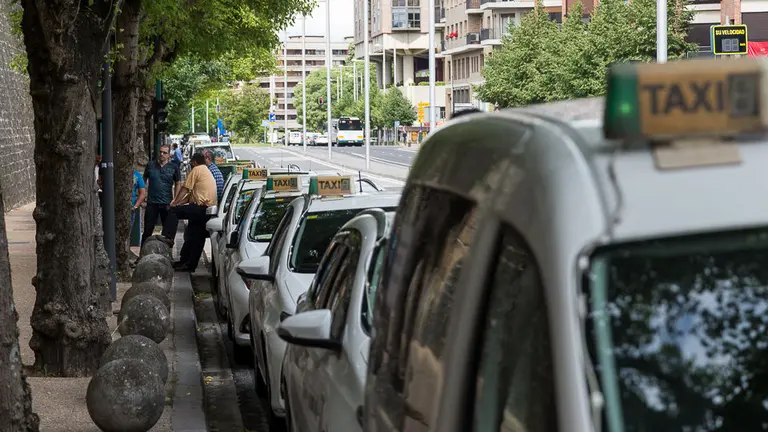 La Asociación Teletaxi San Fermín se suma al paro convocado nacionalmente para protestar contra Uber y Cabify (16). IÑIGO ALZUGARAY
