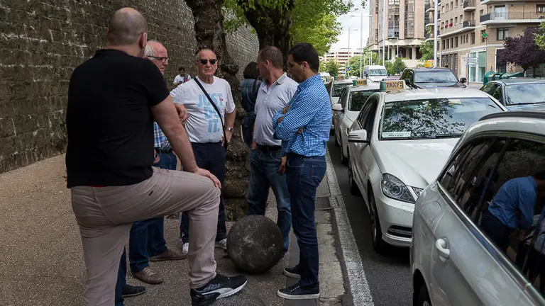 La Asociación Teletaxi San Fermín se suma al paro convocado nacionalmente para protestar contra Uber y Cabify (18). IÑIGO ALZUGARAY