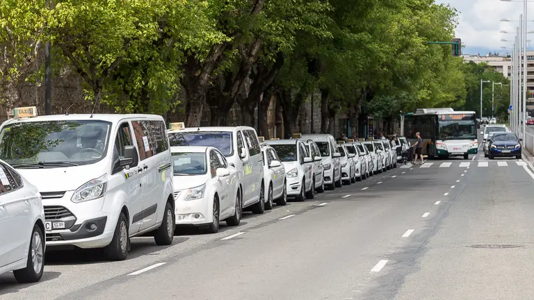 La Asociación Teletaxi San Fermín se suma al paro convocado nacionalmente para protestar contra Uber y Cabify (27). IÑIGO ALZUGARAY