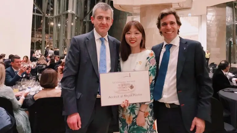 Antonio Bazán, Dajie Zhou y Javier Castro, con el galardón