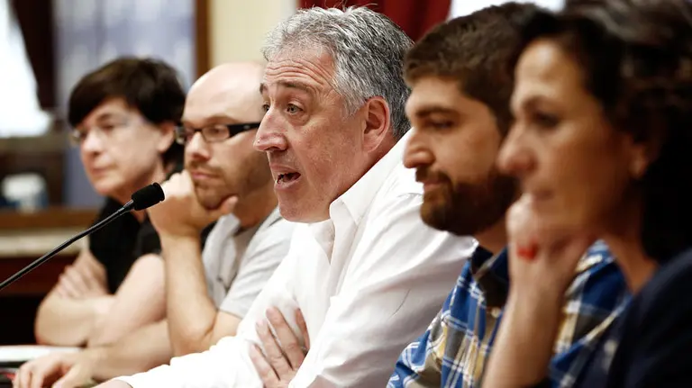 El cuatripartito con el alcalde de Pamplona, Joseba Asirón, en el centro. EFE