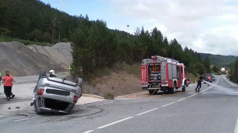 Una persona herida en el vuelco de un coche en Zubiri.