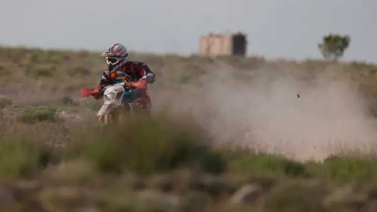 Moto en el espacio protegido de Ablitas.