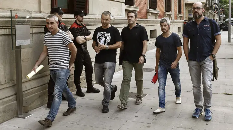 GRA389. PAMPLONA, 31/05/2017.- Miembros del comité de empresa de KYB Stering Spain S.A. encabezados por su presidente Fernando Salvatierra Pequeño (d), se dirigen al Parlamento de Navarra donde hoy han comparecido en la comisión parlamentaria correspondiente para informar sobre la situación del conflicto laboral de la empresa. EFE/Jesús Diges