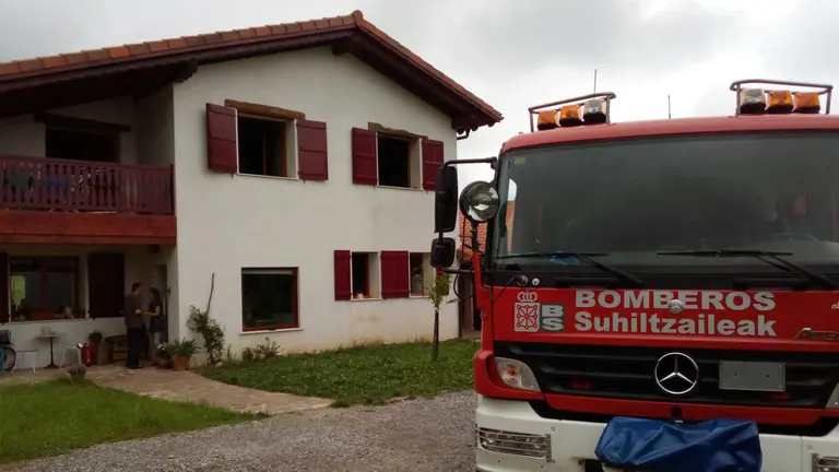 Incendio en una vivienda en Zugarramurdi, cuyo propietario ha resultado intoxicado por el humo.