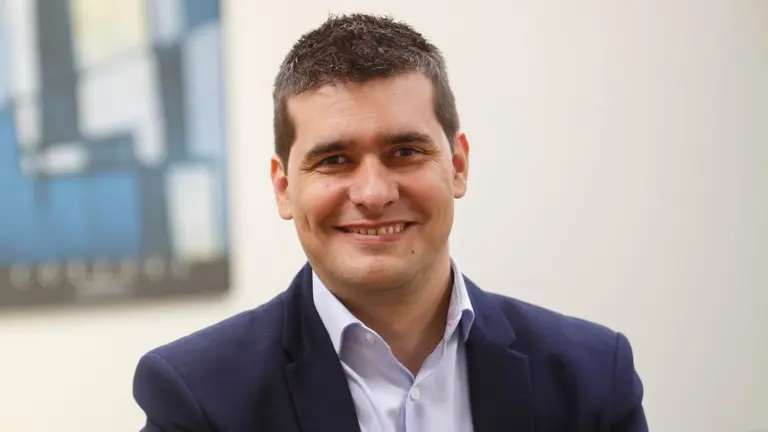 José Félix García Tinoco, doble titulado por la UPNA y doblemente premiado por el Ministerio de Educación, en un aula del INAP donde imparte cursos.