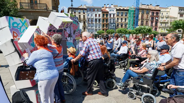 Ademna derriba el muro en la Plaza del Castillo