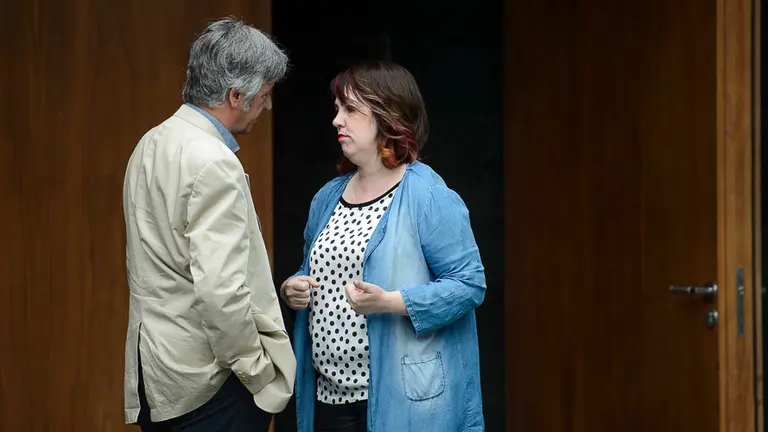 Koldo Martínez de Geroa Bai habla con Ainhoa Aznárez, presidenta del Parlamento de Navarra. PABLO LASAOSA