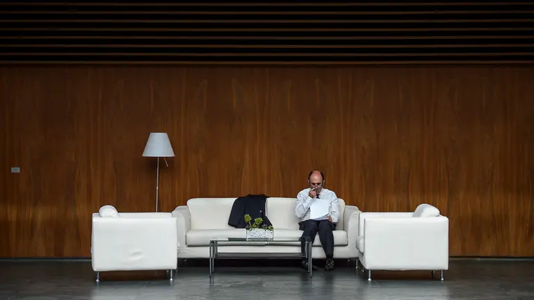 Manu Ayerdi consulta unos papeles en el Parlamento de Navarra. PABLO LASAOSA