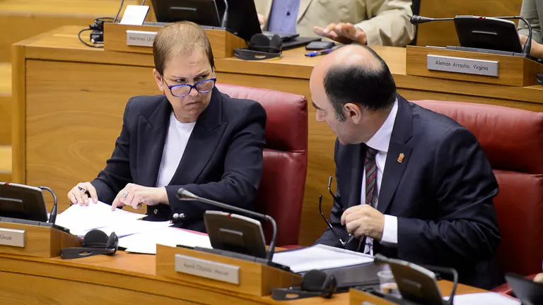 Uxue Barkos habla con Manu Ayerdi. PABLO LASAOSA