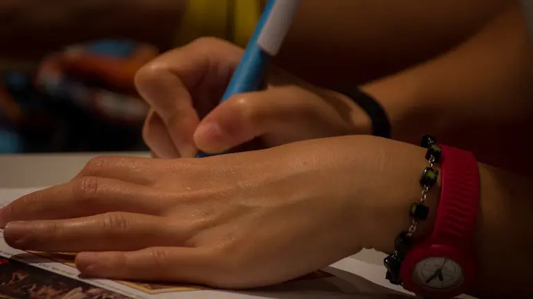 Una niña escribe una carta