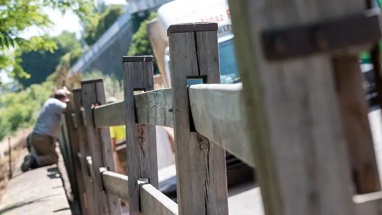 Operarios de la carpintería Hermanos Aldaz comienzan a instalar el vallado para los encierros de San Fermín (15). IÑIGO ALZUGARAY