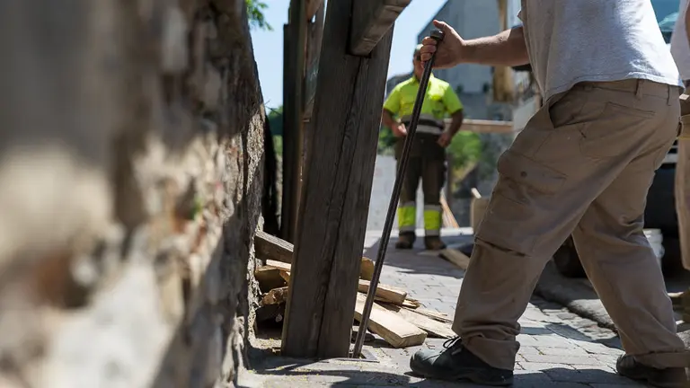 Operarios de la carpintería Hermanos Aldaz comienzan a instalar el vallado para los encierros de San Fermín (38). IÑIGO ALZUGARAY
