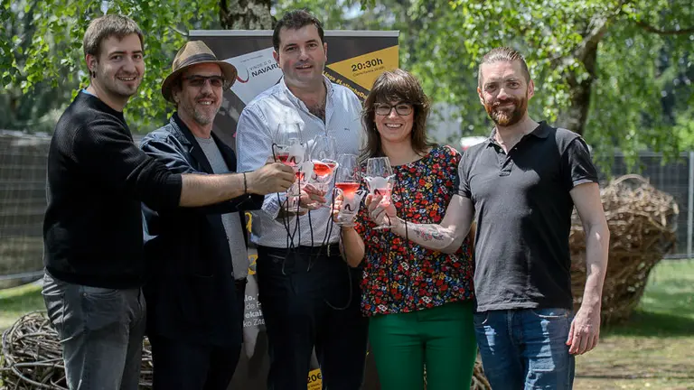 El presidente de la D.O. Navarra, David Palacios y la concejala de cultura, Maider Beloki presentan en rueda de prensa de la X edición de La noche del vino. PABLO LASAOSA