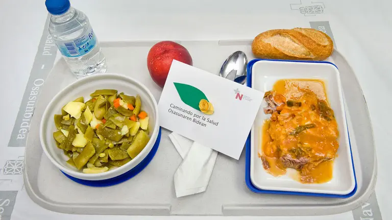 Menú de adulto repartido en el CHN tras la reversión de las cocinas a la gestión pública.