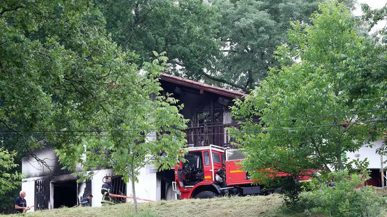 Caserío de una familia navarra en el País Vasco Francés incendida por la kale borroka