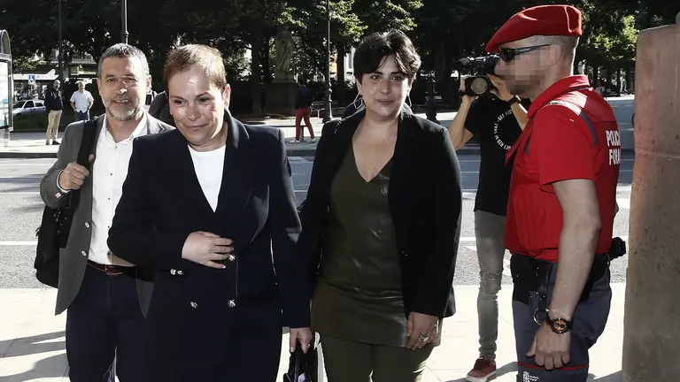 La presidenta del Gobierno de Navarra, Uxue Barkos, acompañada por los consejeros Miguel Laparra (i) y Maria Solana entran al Parlamento ante la presencia de un agente de la Policía Foral custodiando las puertas. EFE/Jesús Diges
