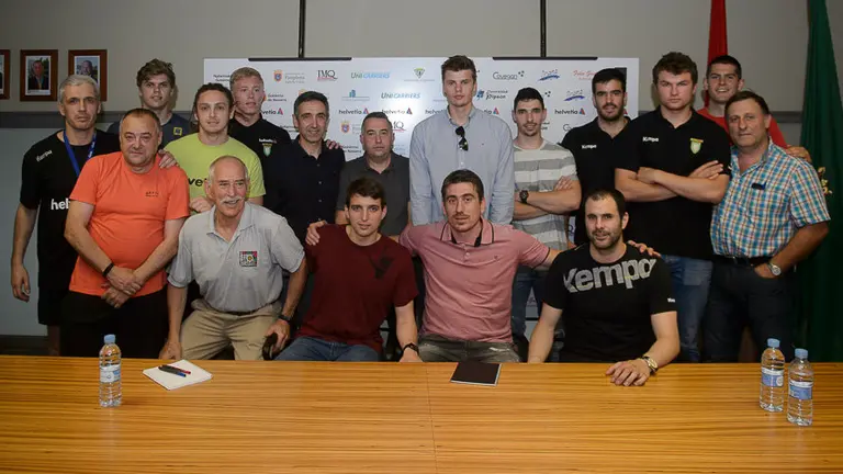 El Helvetia Anaitasuna ofrece una rueda de prensa con la presencia del presidente de la sociedad, Miguel Ollacarizqueta, y el jugador Bozidar Nadoveza. PABLO LASAOSA 03