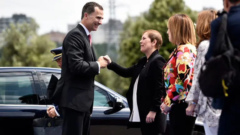 La presidenta de Navarra saluda al Rey Felipe VI a su llegada a un acto en Pamplona.