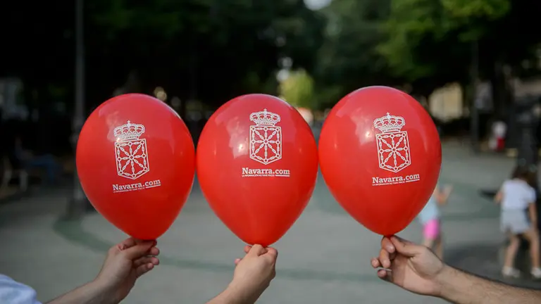 Globos con el escudo de Navarra que se repartirán durante la manifestación en defensa de la bandera del 3 de junio en Pamplona. PABLO LASAOSA (3)