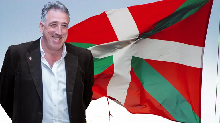 Joseba Asirón, alcalde de Pamplona, junto a la ikurriña que desea imponer en Pamplona