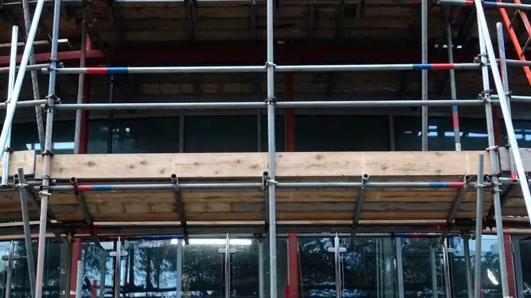 Un andamio en la fachada de un  edificio. ARCHIVO