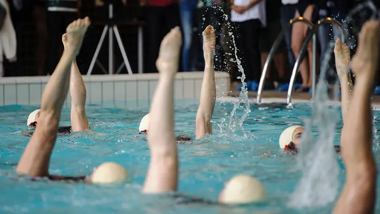 Homenaje al entrenador de natación Juantxo González en el Aquabide.. MIGUEL OSÉS_16