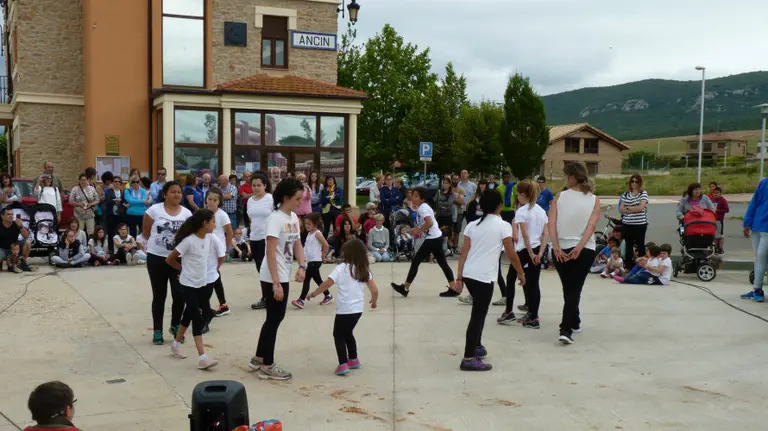 Danzas infantiles en Ancín.