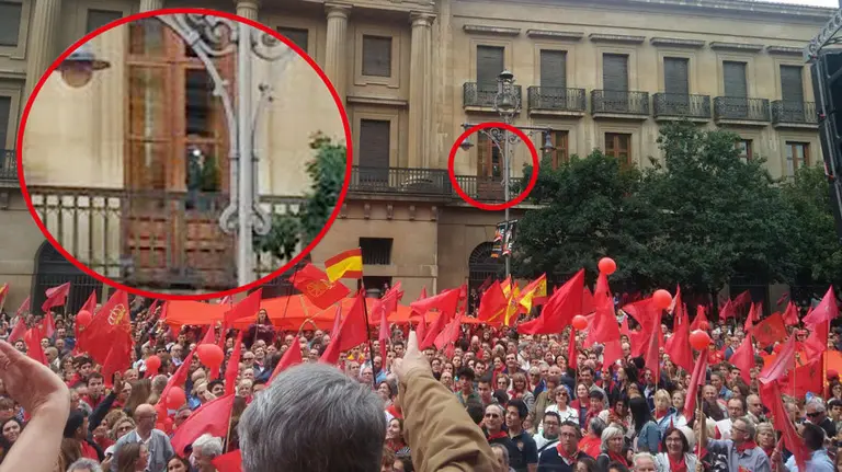 Una persona graba con el móvil desde una de las ventanas del Palacio de Navarra la manifestación por la bandera de Navarra. NAVARRA.COM