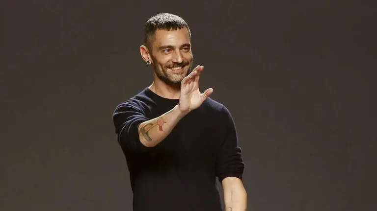 El diseñador David Delfín en una imagen saludando al público tras uno de sus desfiles de ropa EFE