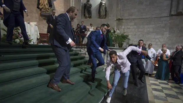 Momento en el que los invitados trataban de reducir al joven que ha irrumpido en una boda al grito de Alá es grande ABC F BLANCO