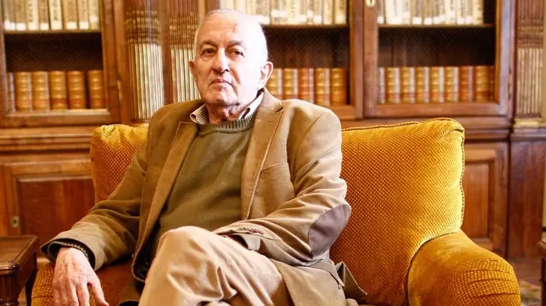 Juan Goytisolo sentado en un sillón. EP