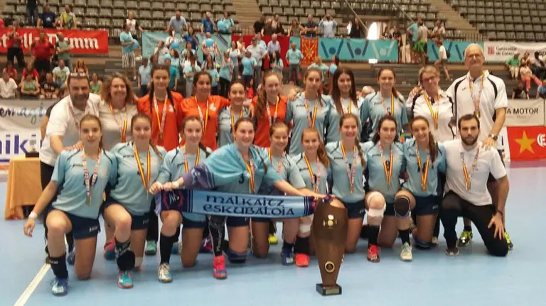 El Malkaitz de Burlada muestra sus medallas en Granollers. Twitter.