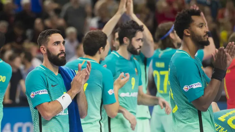 Los jugadores del Barcelona aplauden al público en Colonia. Twitter FCB.