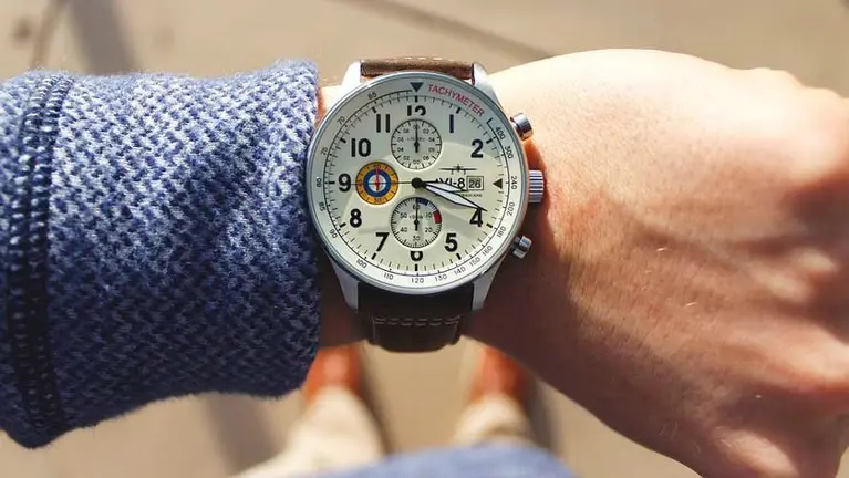 Hombre mirando su reloj de pulsera. ARCHIVO