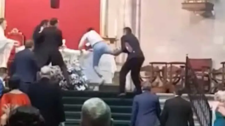 Los padrinos de la boda echan al hombre que irrumpió en la Iglesia al grito de Alá es grande. YOUTUBE