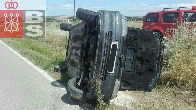 Una persona herida al salirse de la vía y volcar con su coche en Miranda de Arga.